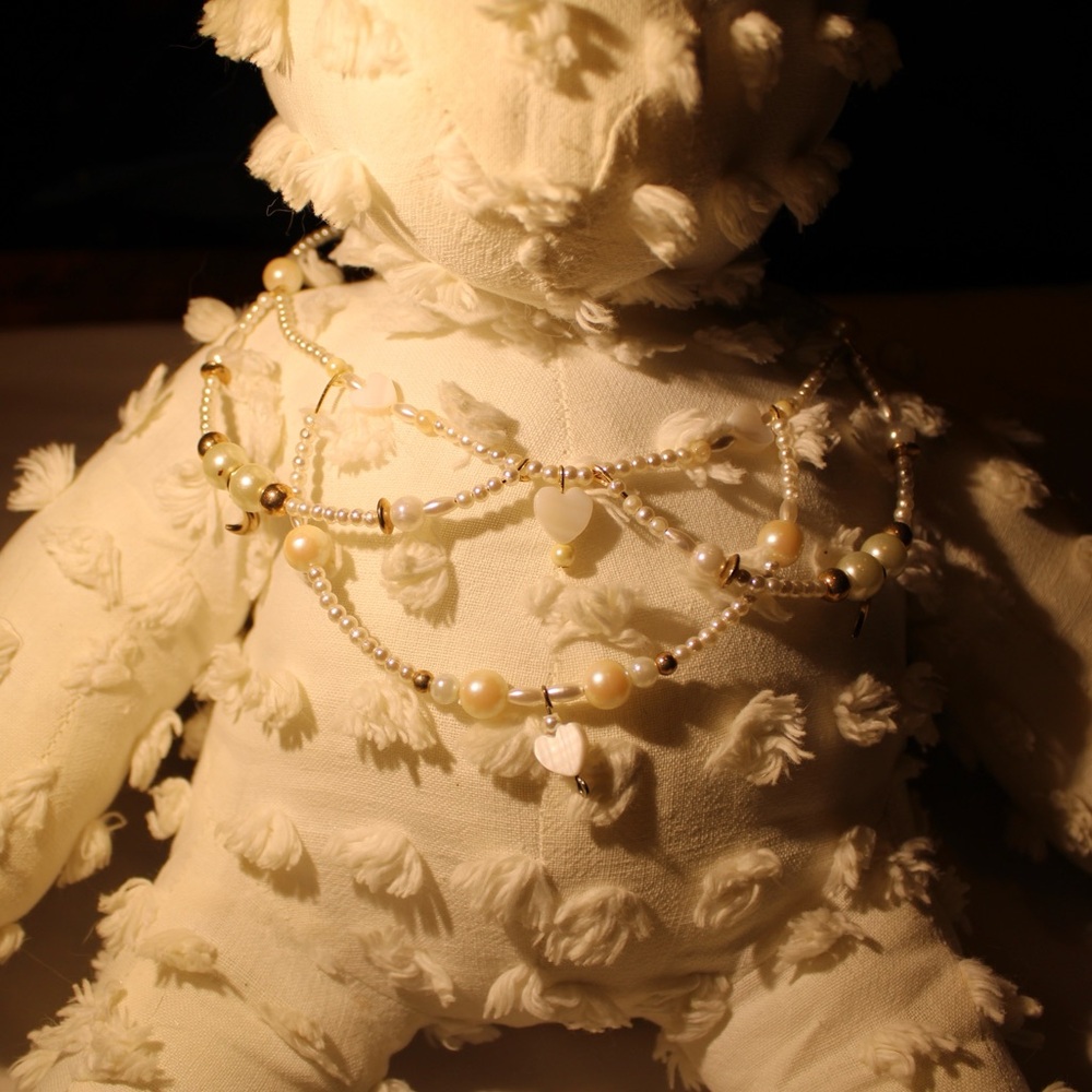 Tiered pearly necklace